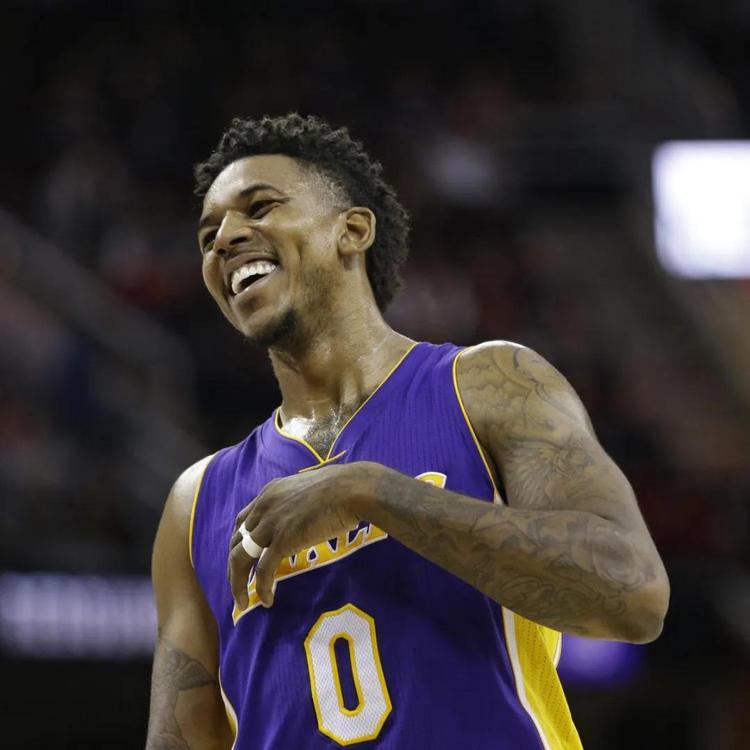 任何一个读 任何一个读