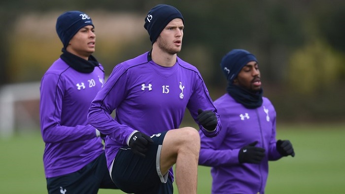 英超受大雪影响多场比赛延期